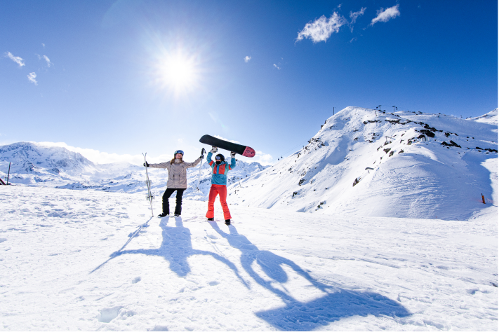 people snowboarding